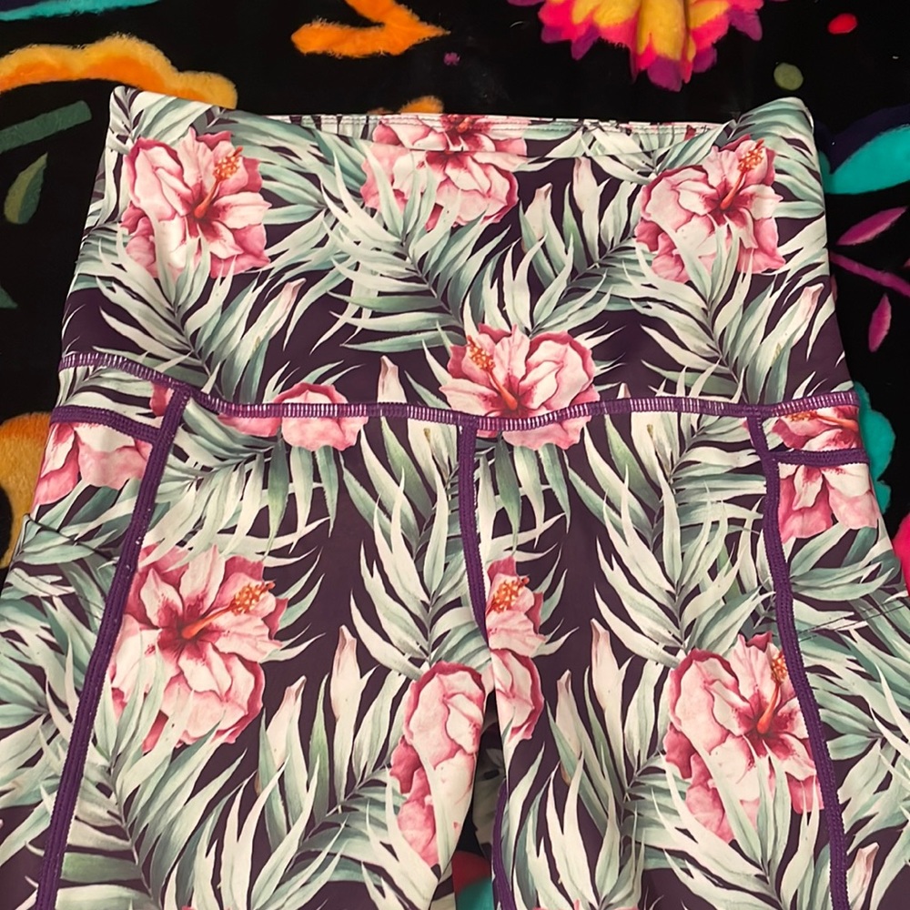 ZYIA Leggings Hawaiian Print Cropped